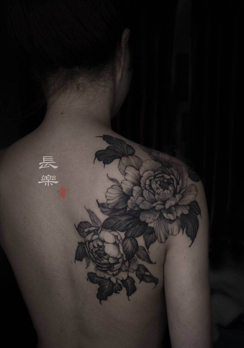 遮盖纹身图片_肩部背部欧美写实点刺花素花纹身图案