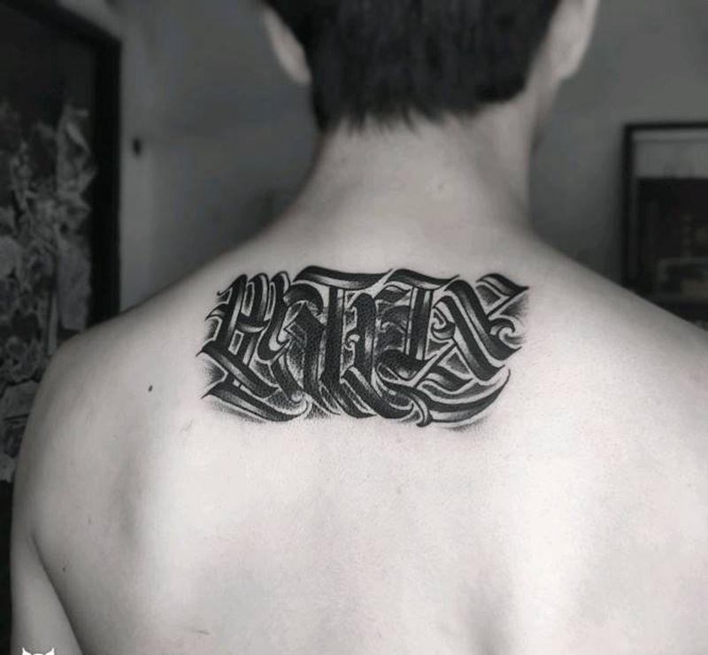 定制设计花体字遮盖纹身图片_背部花体字纹身图案