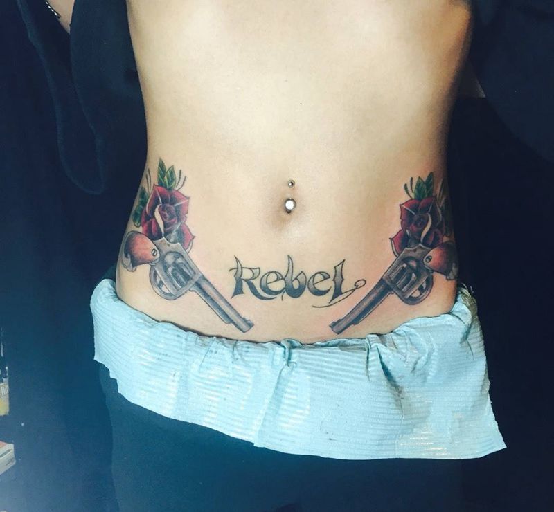 小腹双枪玫瑰～纹身图片