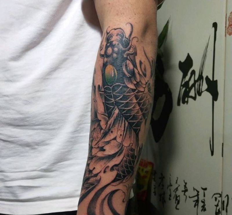 鲤鱼包小臂纹身图片_手臂新传统纹身图案