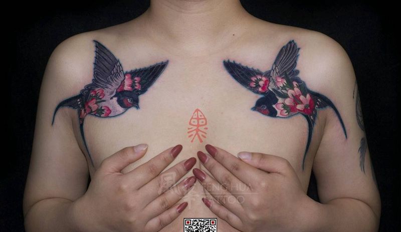 【燕】纹身图片_胸部肩部新传统欧美写实燕子纹身图案