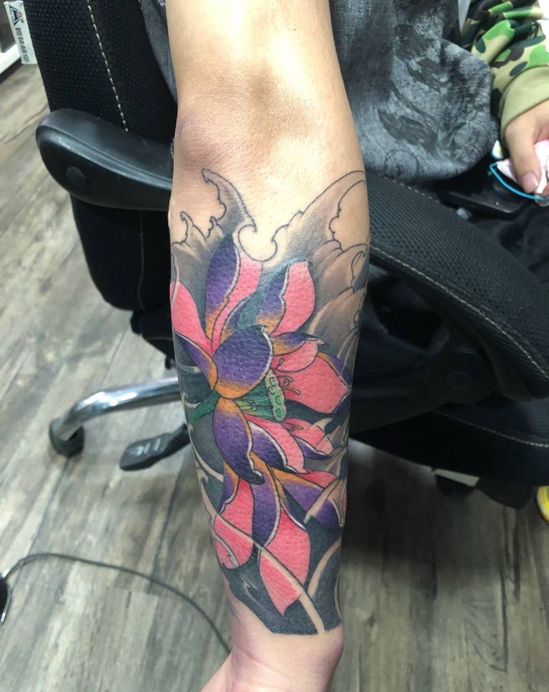 荷花纹身图片_新传统纹身图案