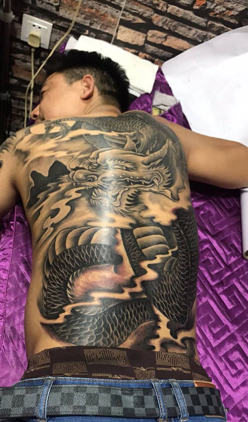 满背龙纹身图片
