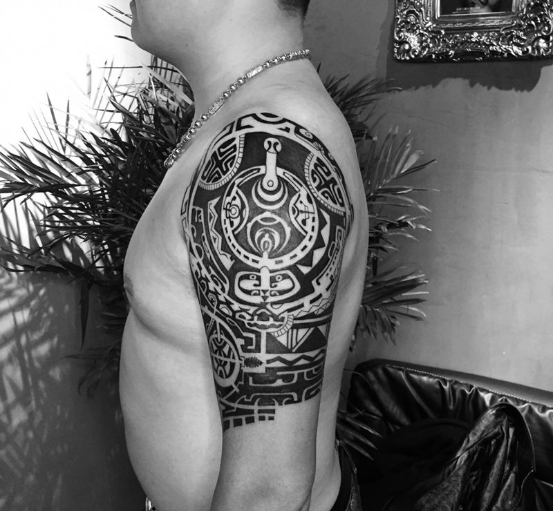 大臂图腾纹身图片