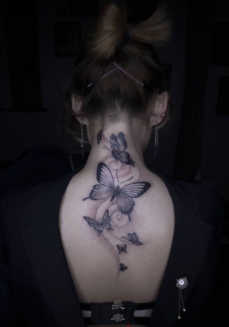 蝶纹身图片_肩部背部欧美写实点刺蝴蝶蝶纹身图案