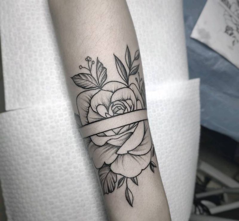 空格素花纹身图片_手臂点刺纹身图案