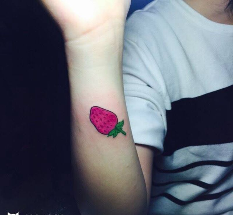 小草莓纹身图片
