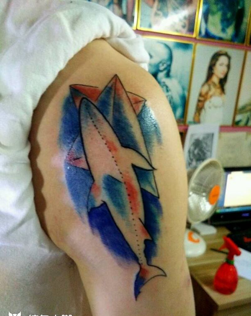 游的更远纹身图片