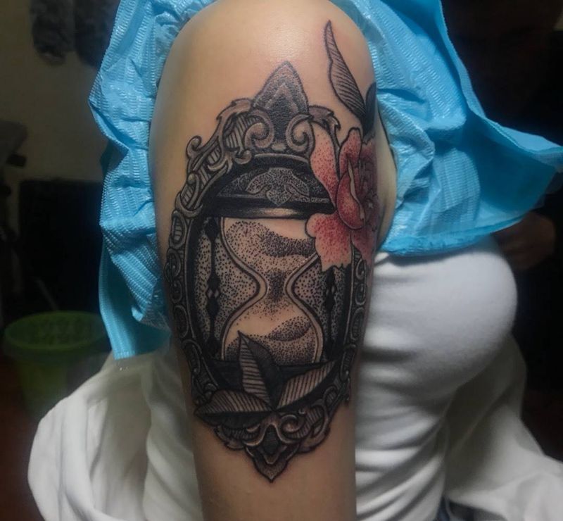 点刺的沙漏纹身图片