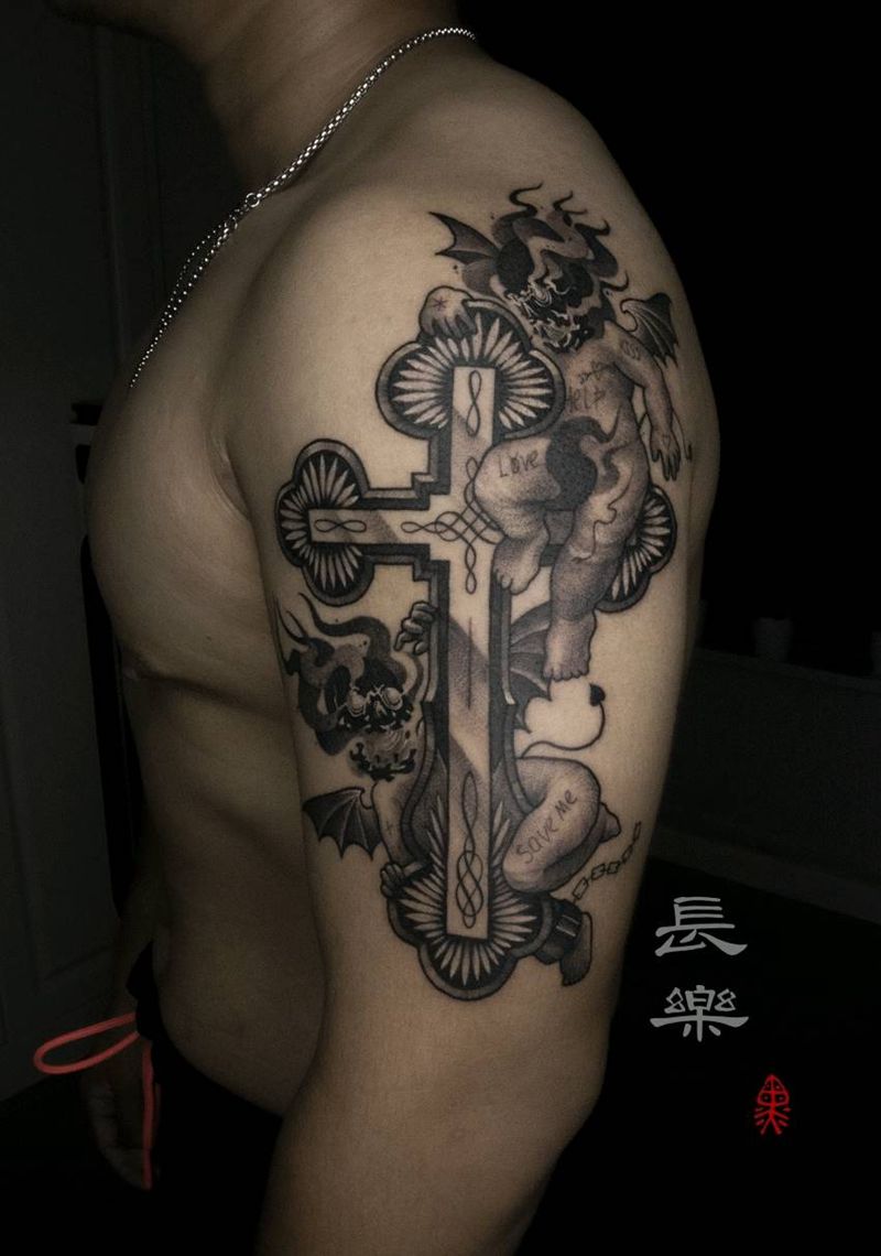 小恶魔之十字架纹身图片_手臂手部欧美写实点刺十字架恶魔纹身图案