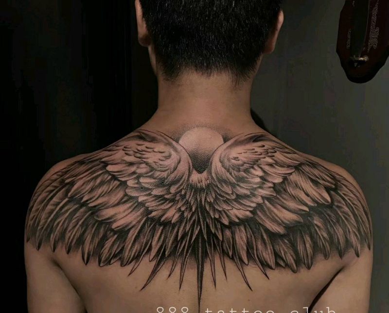 写实翅膀纹身图片_背部欧美写实New School纹身图案