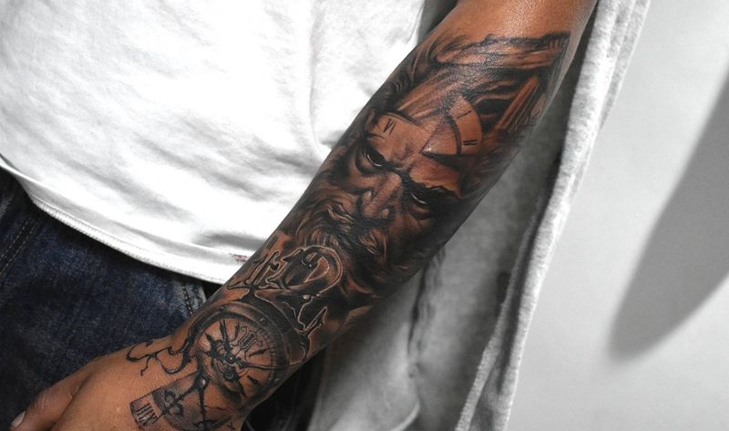 神明注视时间纹身图片_手臂欧美写实纹身图案
