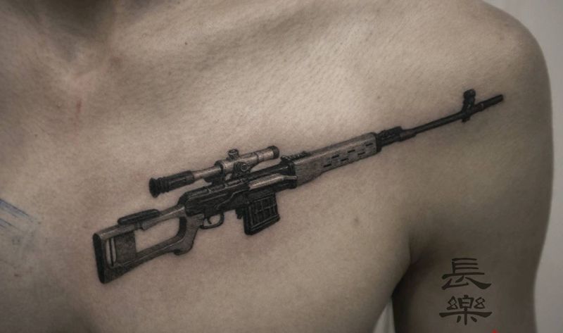 85狙纹身图片_胸部欧美写实枪狙击枪纹身图案