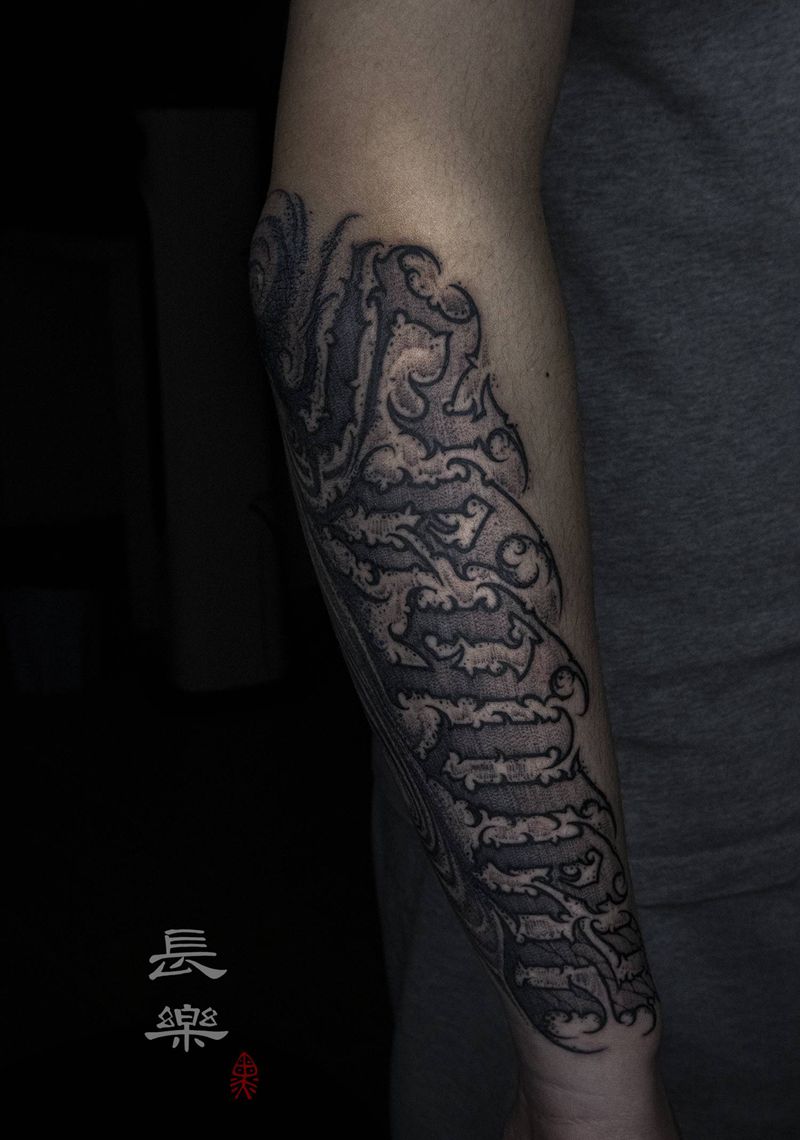 【Segue 2】纹身图片_手臂手部花体字点刺暗黑花体花体字纹身图案