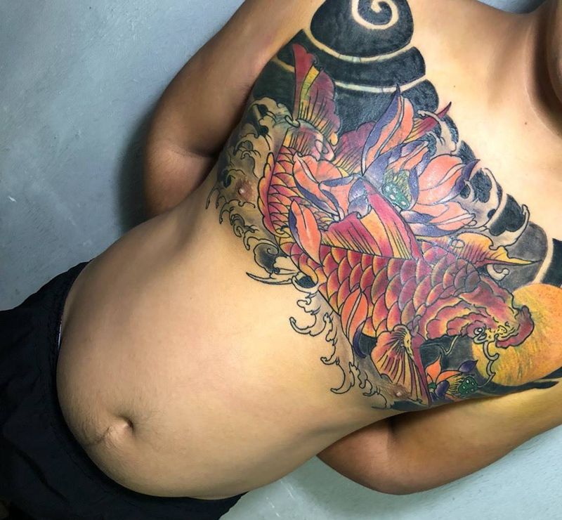 鲤鱼胸花纹身图片