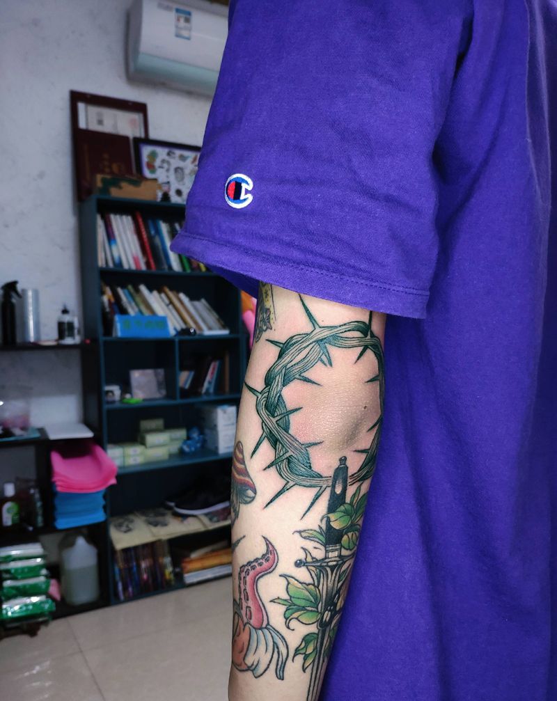 手肘荆棘环纹身图片_手臂Old School手肘荆棘纹身图案