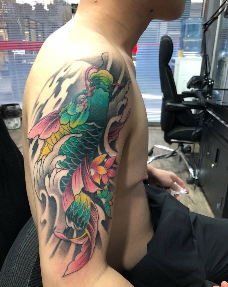 大臂锦鲤纹身图片_手臂新传统纹身图案