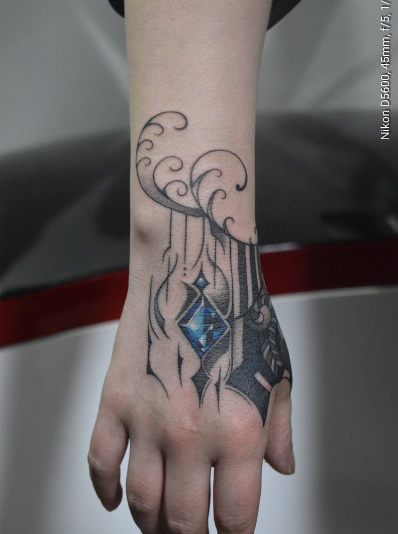 篮宝之心纹身图片_手部手臂点刺欧美写实纹身图案