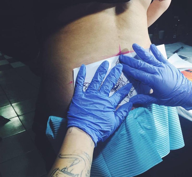 蕾丝腰花纹身图片