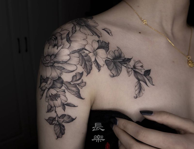 花儿纹身图片_手臂肩部欧美写实点刺素花花纹身图案