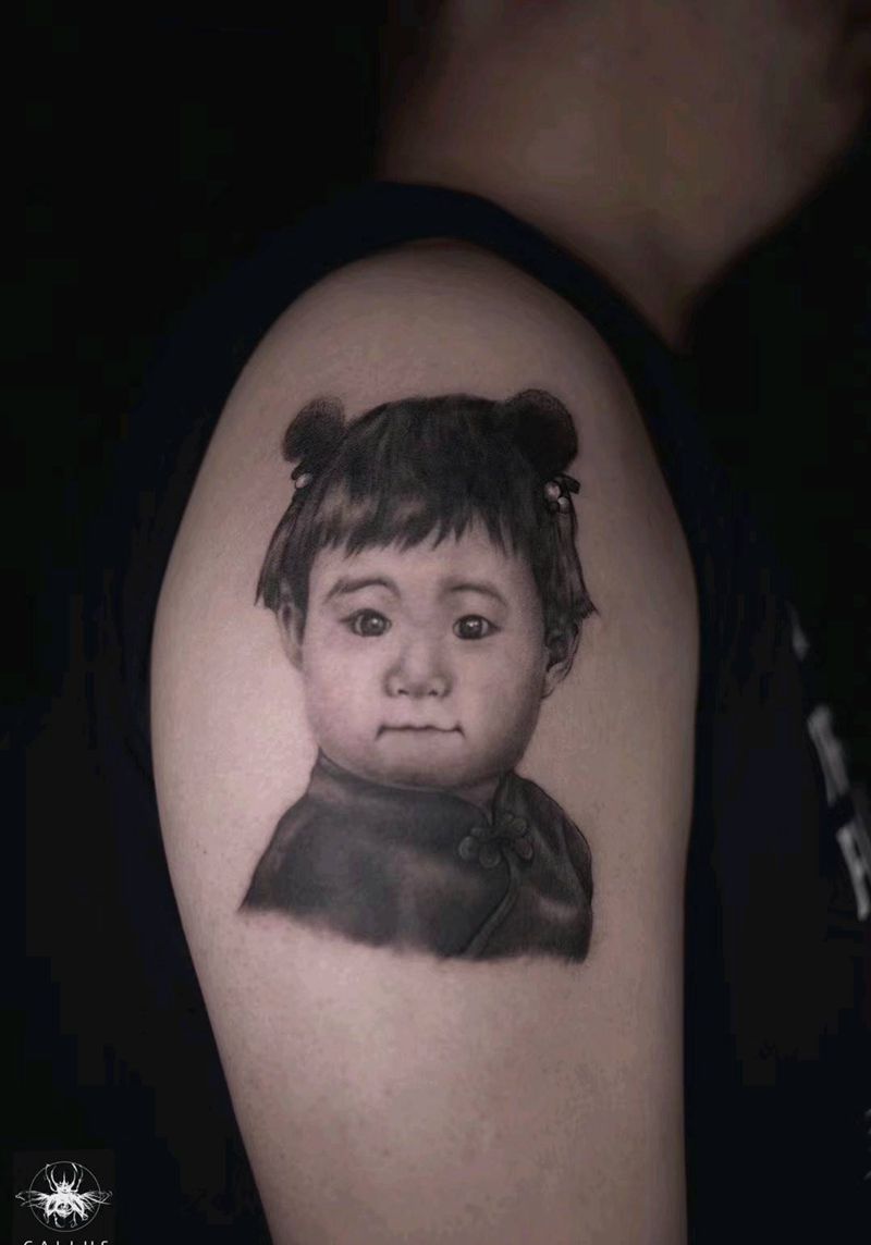 别人家的孩子纹身图片_肩部欧美写实纹身图案
