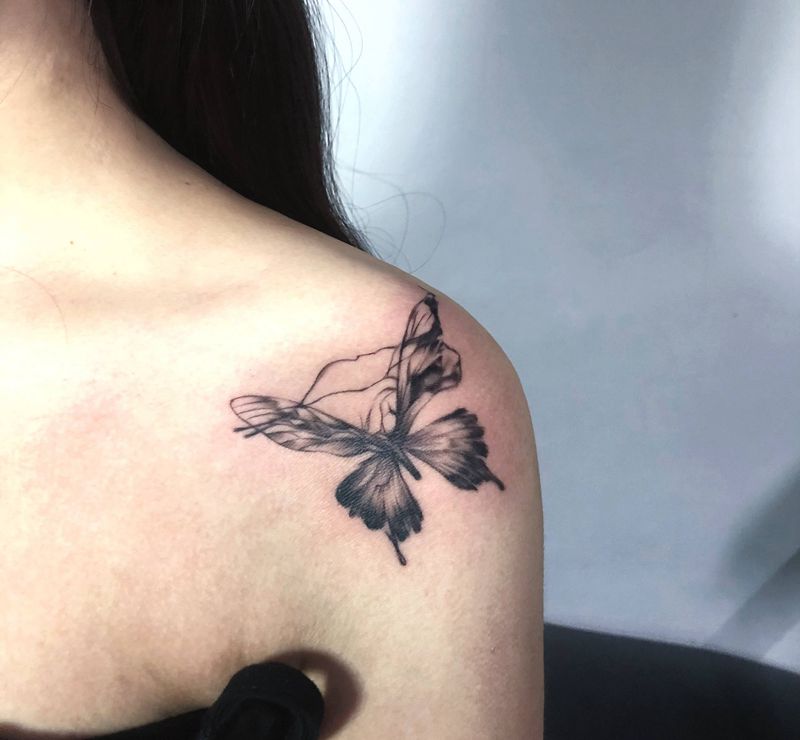 小蝴蝶纹身图片_肩部点刺水墨纹身图案