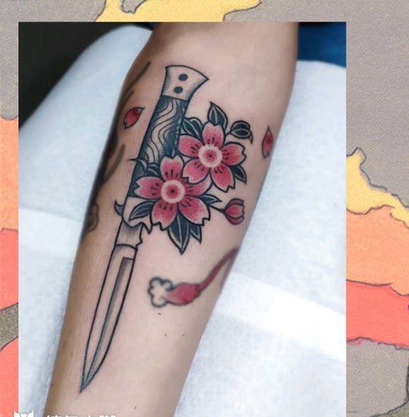 订制小图纹身图片_手臂新传统刀樱花纹身图案