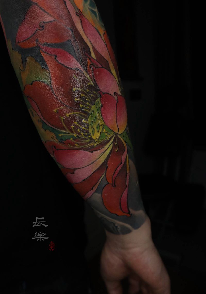荷纹身图片_手部手臂新传统水彩荷花鲤鱼荷纹身图案