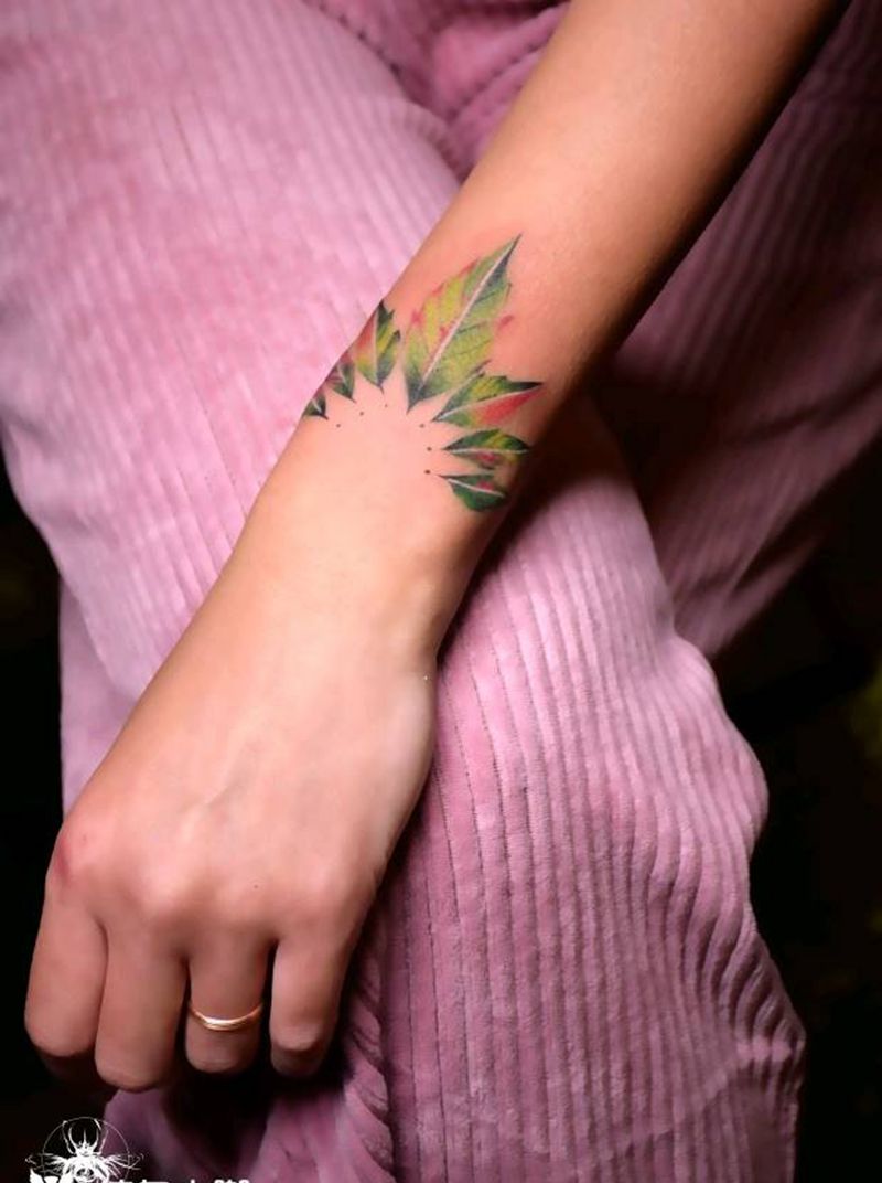 枫叶纹身图片_手部手臂欧美写实纹身图案