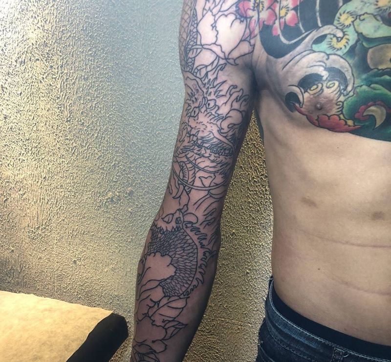 花臂龙。未完成纹身图片