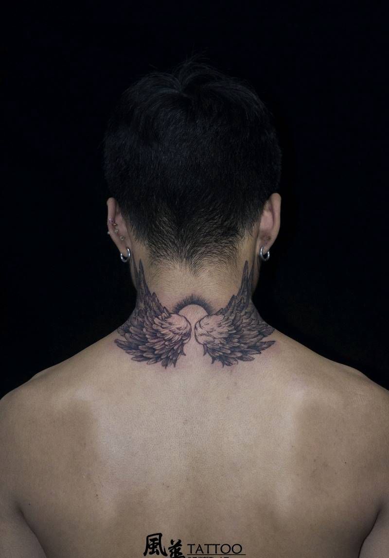 天使之翼纹身图片_颈部肩部新传统欧美写实原创纹身图案