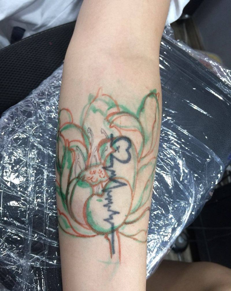 荷花遮盖纹身图片