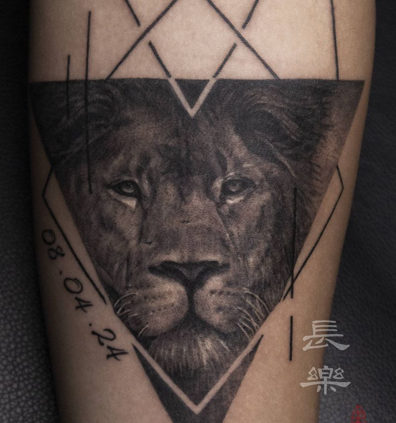 狮纹身图片_手臂手部欧美写实狮子写实动物纹身图案