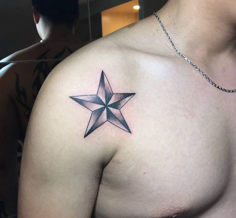 双肩，五角星纹身图片