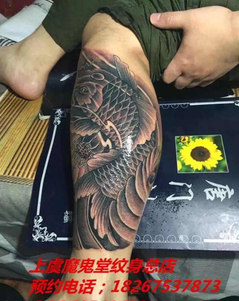 小腿鲤鱼完成纹身图片