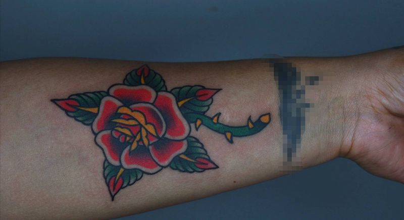 玫瑰纹身图片_手臂Old School纹身图案