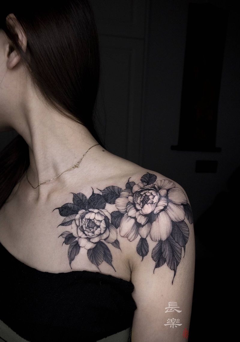 素花纹身图片_肩部手臂欧美写实点刺素花花玫瑰纹身图案