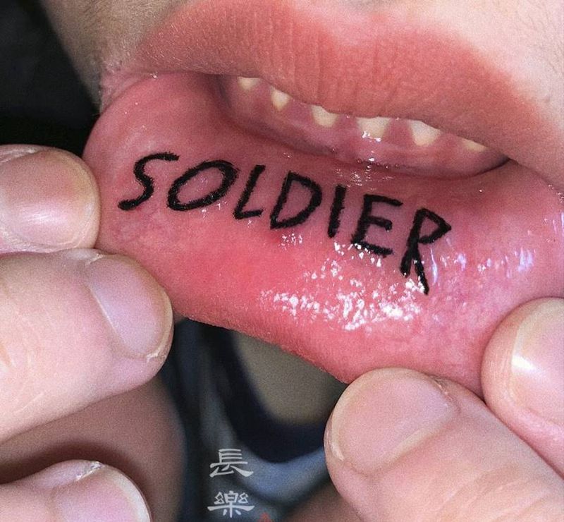 【SOLDIER】纹身图片_颈部点刺图腾嘴唇嘴唇纹身图案