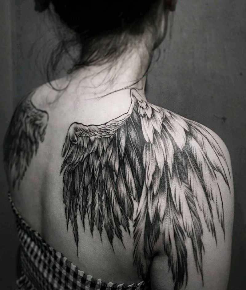 给你一双翅膀纹身图片_背部欧美写实点刺纹身图案