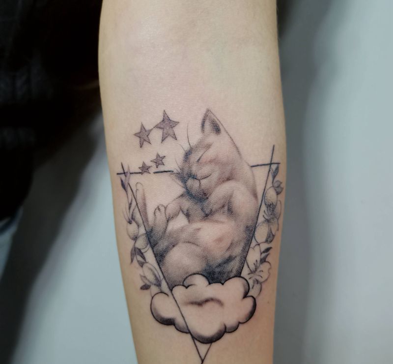 睡觉的小喵喵纹身图片_手臂欧美写实点刺小清新纹身图案