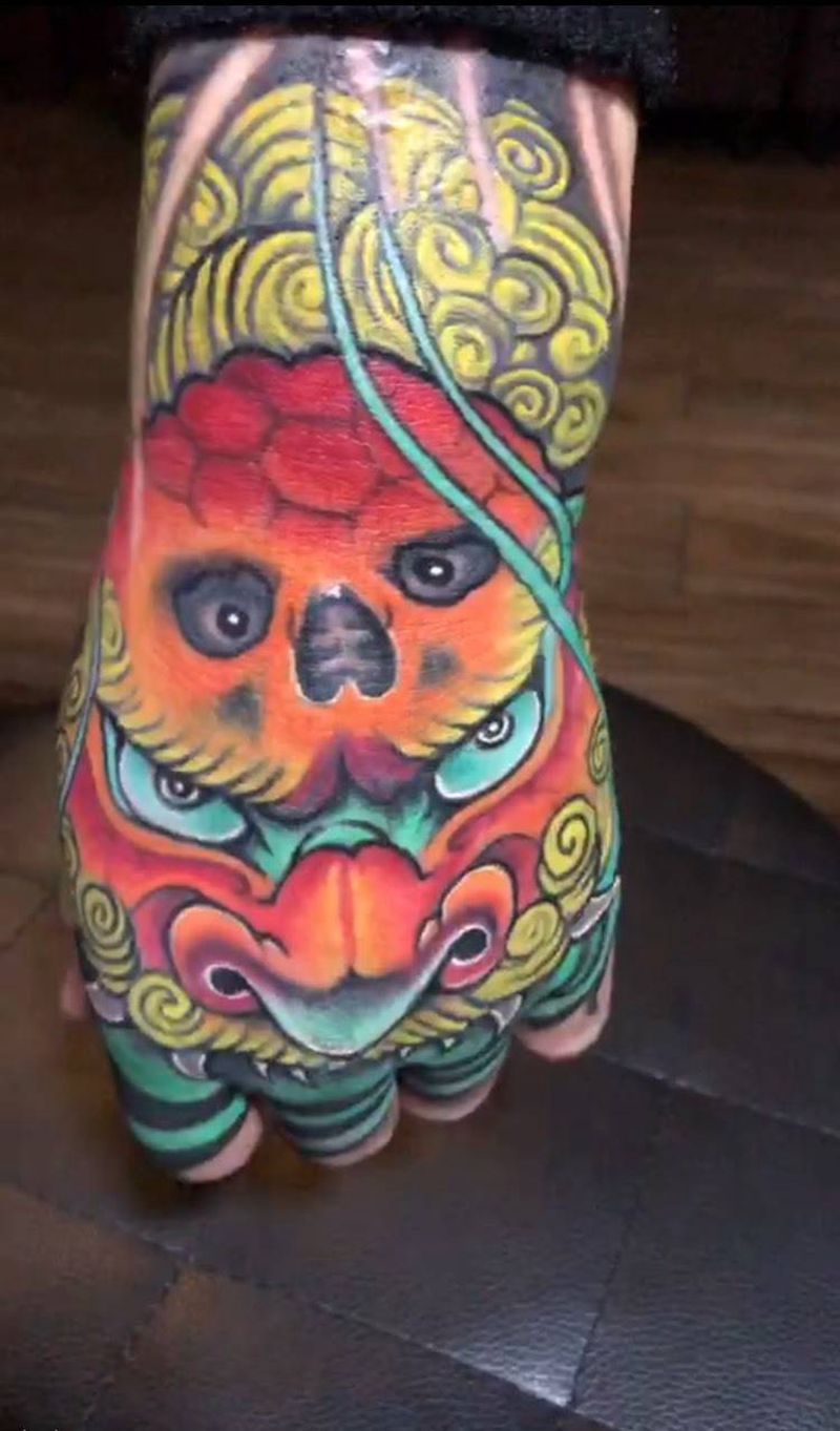 手背唐狮纹身图片