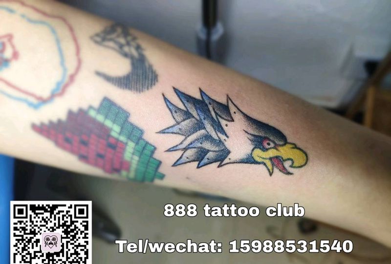 传统美式鹰头纹身图片_手臂Old School纹身图案