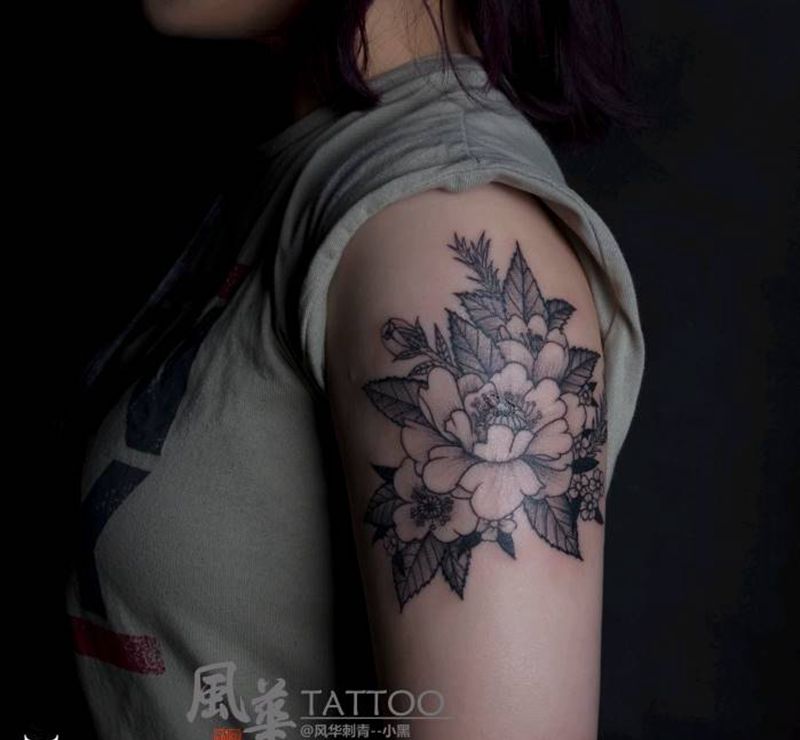 花纹身图片_手部手臂点刺水墨花纹身图案