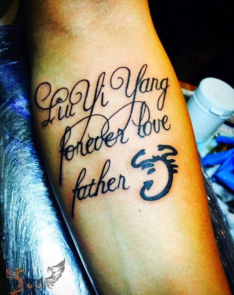 天蝎，手臂字母纹身图片