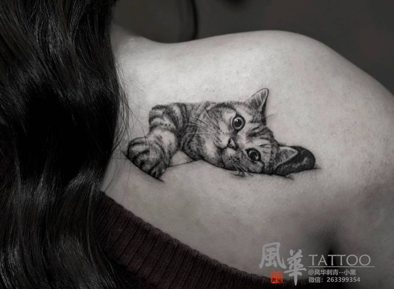 猫纹身图片_背部欧美写实点刺猫纹身图案