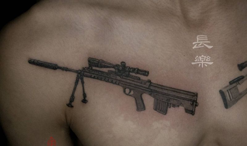 88狙纹身图片_胸部欧美写实枪狙击枪纹身图案