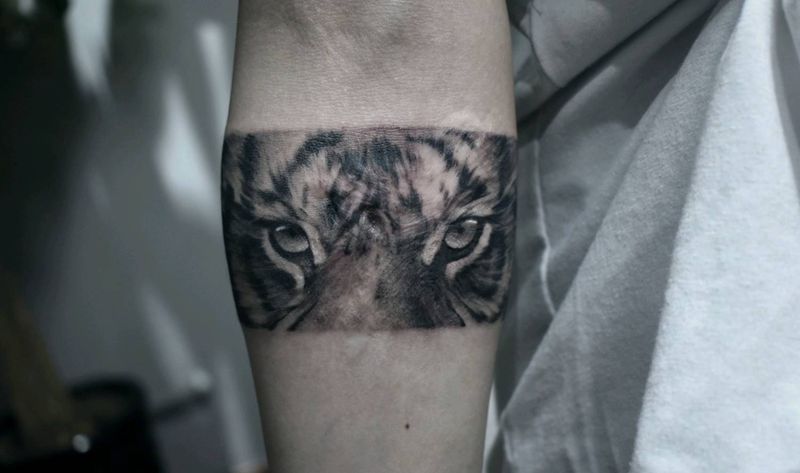 虎目寸光纹身图片_手臂欧美写实纹身图案