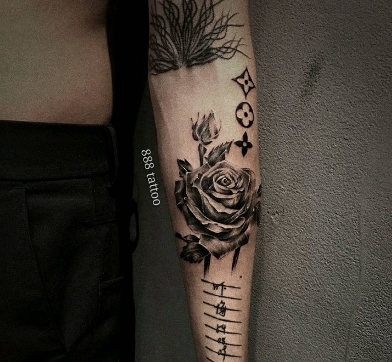 写实玫瑰纹身图片_手部欧美写实纹身图案