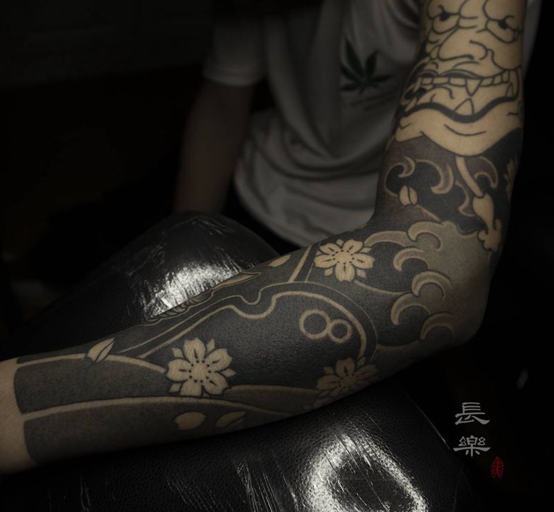 般若花臂纹身图片_手臂手部新传统老传统般若樱花老传统纹身图案