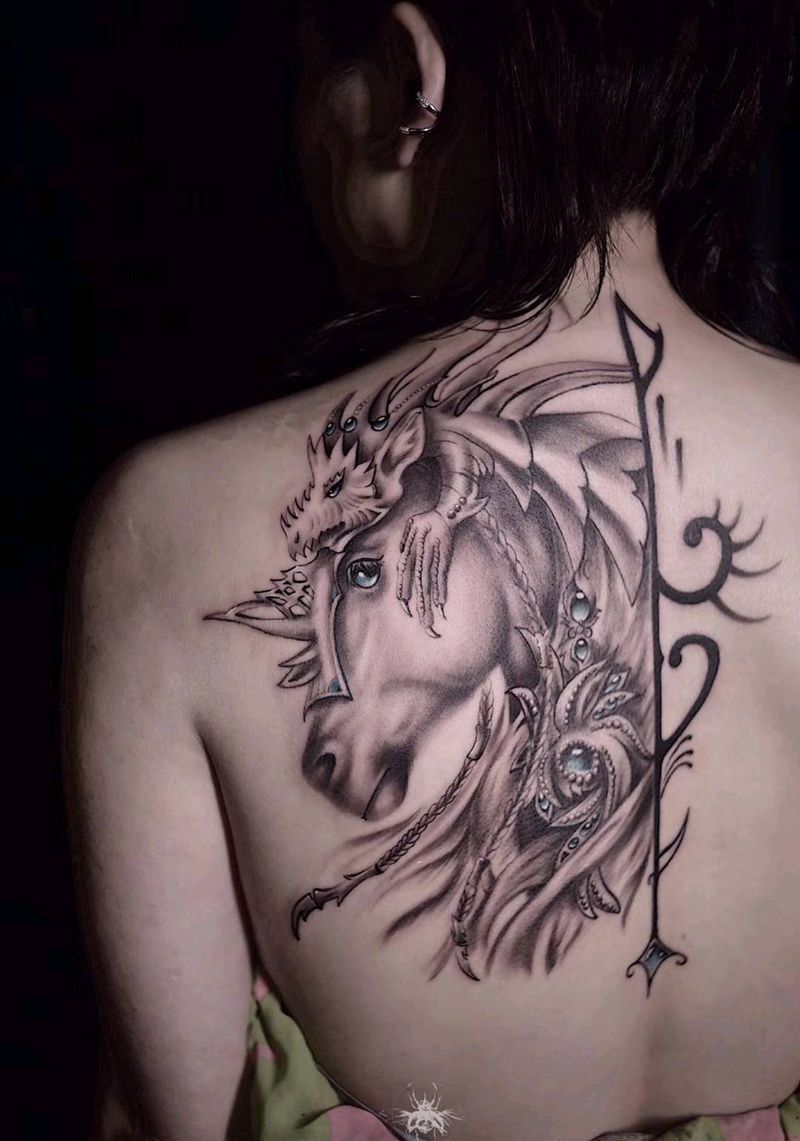 龙骑士的俊马纹身图片_背部欧美写实纹身图案